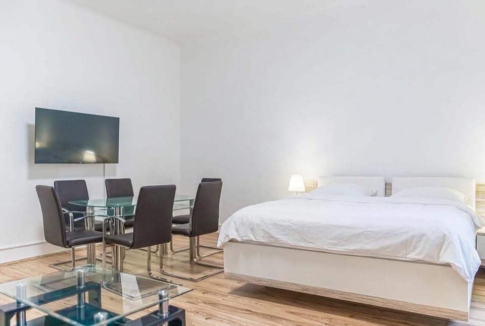 Bed, TV and multimedia, Seating area, Dining area, Bedroom