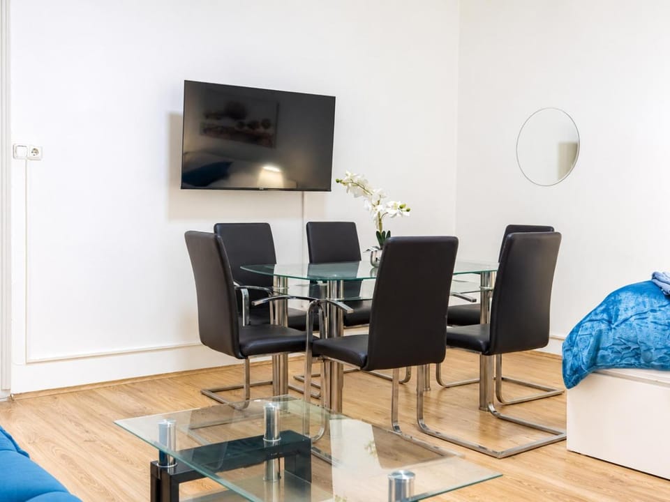TV and multimedia, Seating area, Dining area