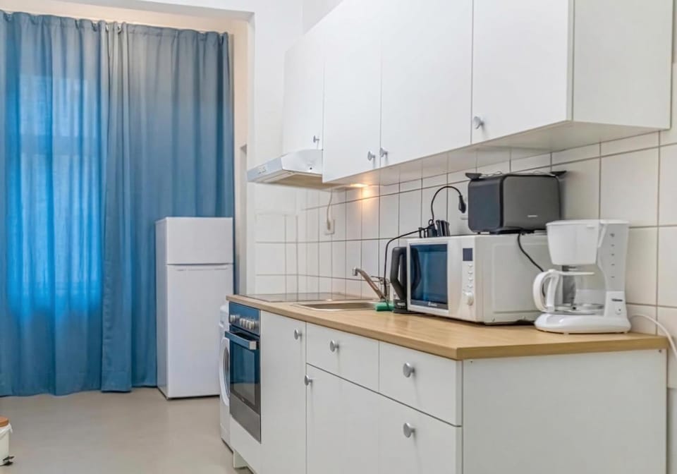 Coffee/tea facilities, Kitchen or kitchenette, stove