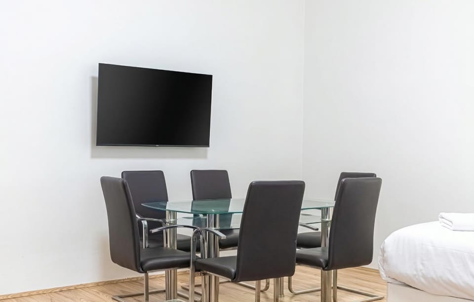 TV and multimedia, Seating area, Dining area
