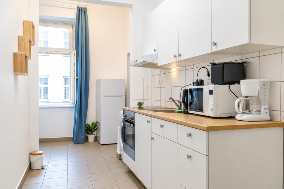 Coffee/tea facilities, Kitchen or kitchenette, oven, stove, toaster