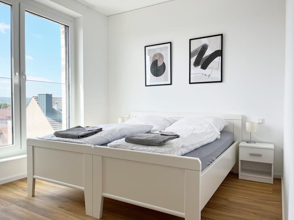 Bed, Bedroom, towels