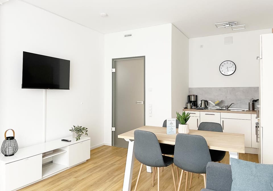 TV and multimedia, Coffee/tea facilities, Kitchen or kitchenette, Living room, Dining area, minibar, pet friendly, stove