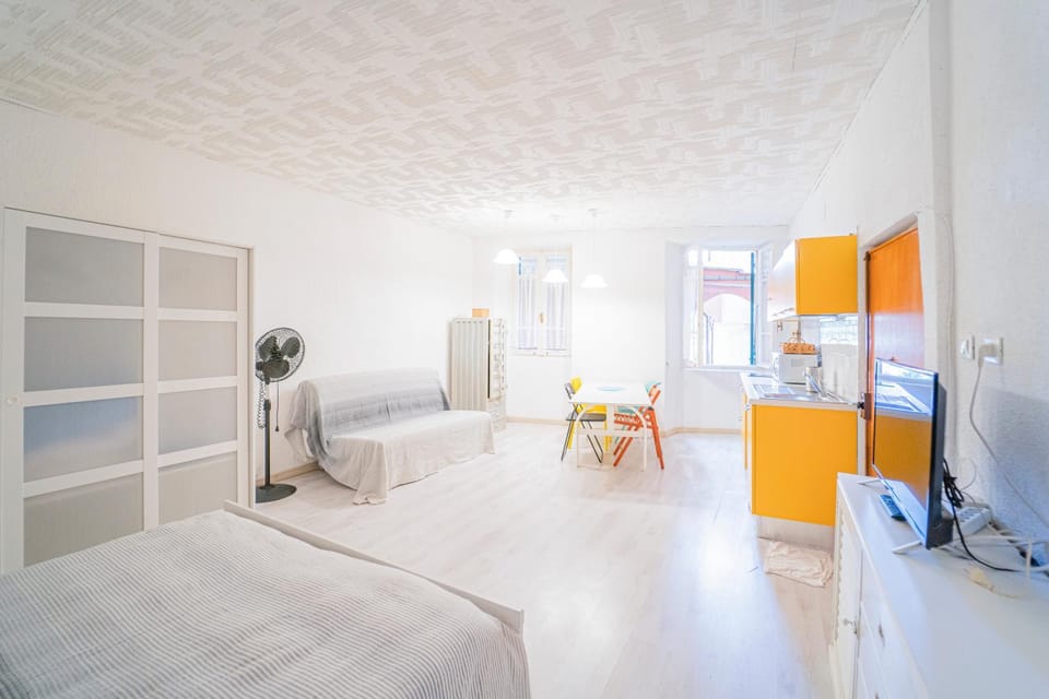 Bed, TV and multimedia, Kitchen or kitchenette, Seating area, Dining area, wardrobe