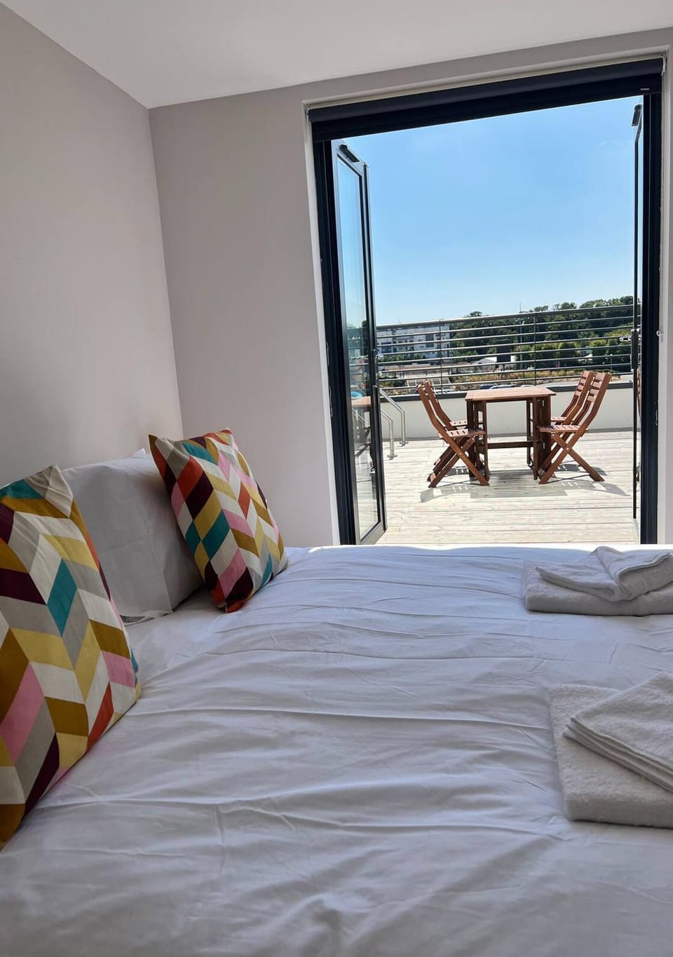 Bed, Day, View (from property/room), Balcony/Terrace, Photo of the whole room, Seating area, Bedroom, towels