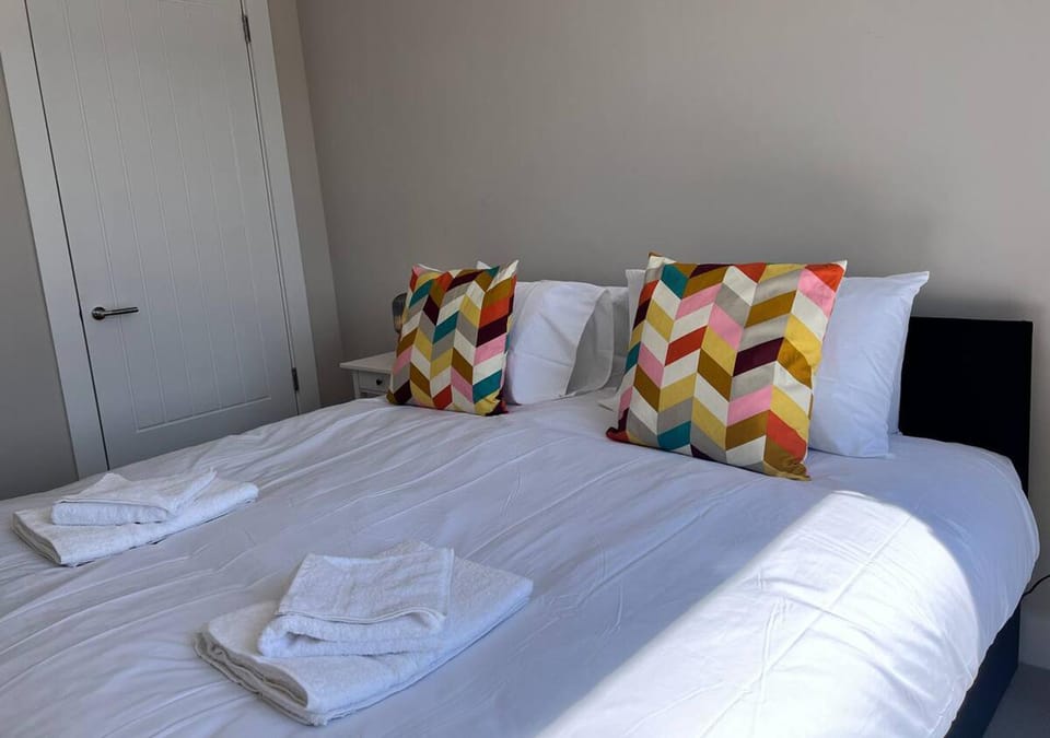 Bed, Photo of the whole room, Bedroom, towels