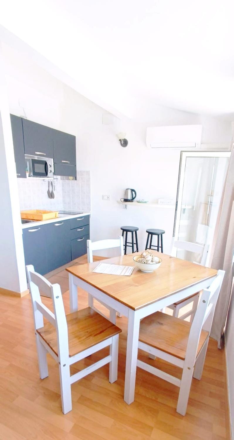 Kitchen or kitchenette, Photo of the whole room, Dining area, microwave, stove