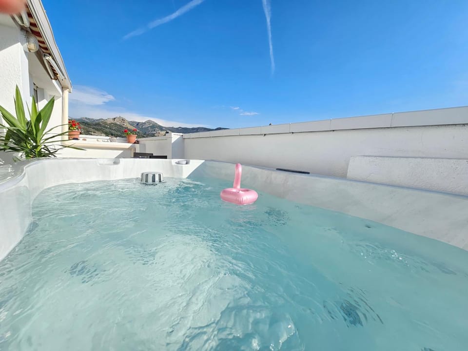 Day, Natural landscape, Hot Tub, Mountain view, Pool view