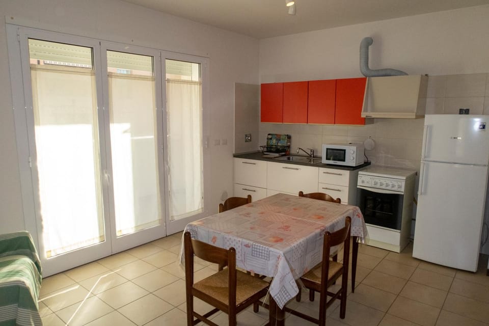 Kitchen or kitchenette, Dining area, minibar, stove