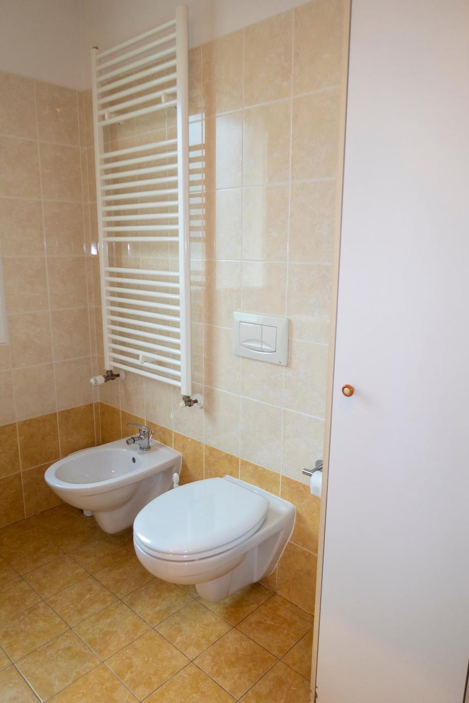 Toilet, bidet