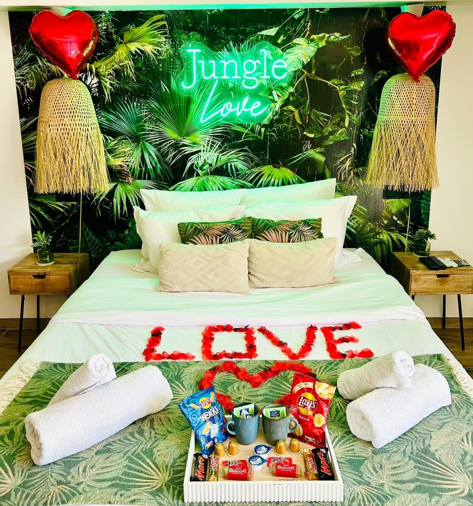 Jungle Love Loveroom avec Balnéo à 10 min de Disneyland Paris Apartment in Île-de-France