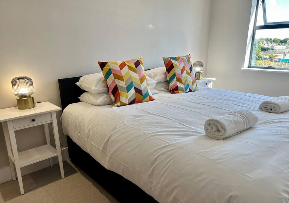 Bed, Photo of the whole room, Bedroom, towels