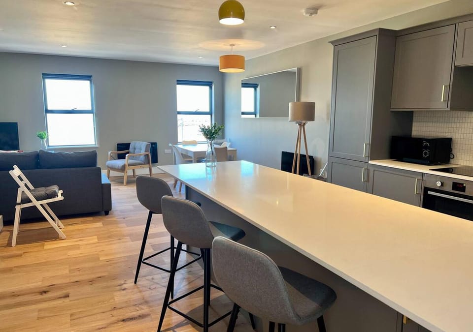 TV and multimedia, Kitchen or kitchenette, Living room, Seating area, Dining area
