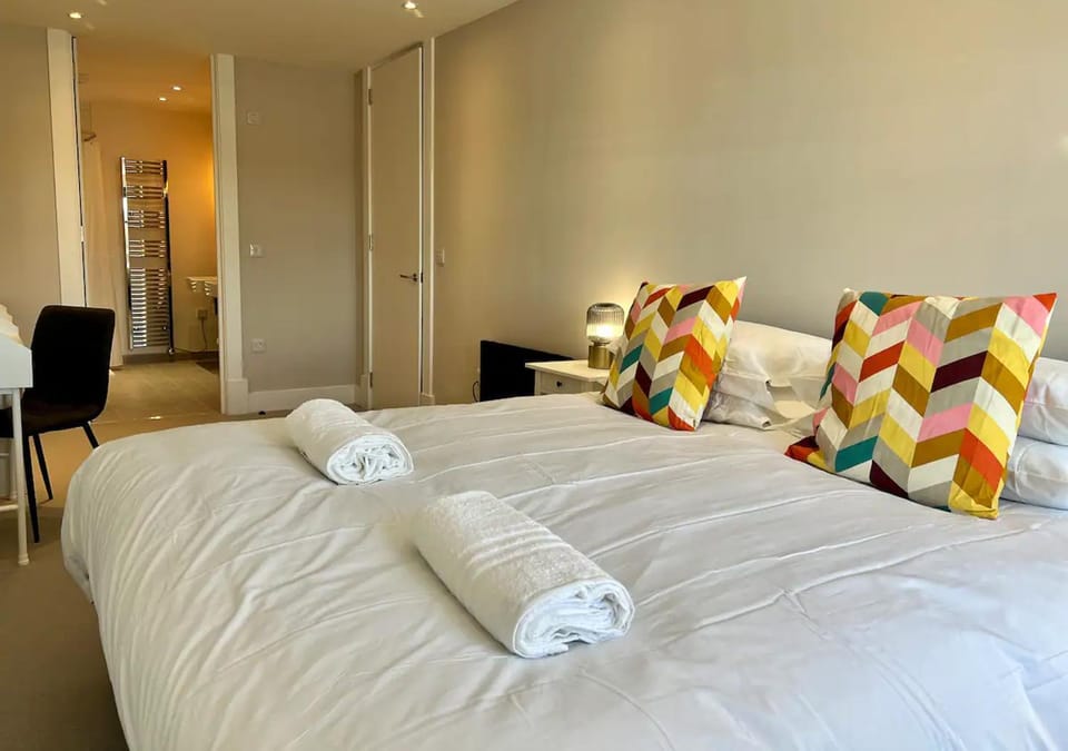 Bed, Photo of the whole room, Bedroom, towels