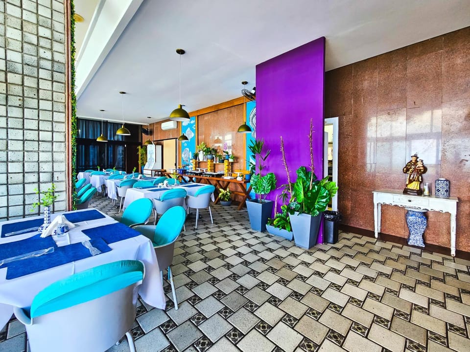 Restaurant/places to eat, Lounge or bar, Banquet/Function facilities