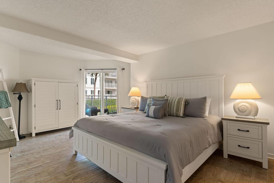 Beach Club, Unit 121 - Flip Flop Inn House in Saint Simons Island