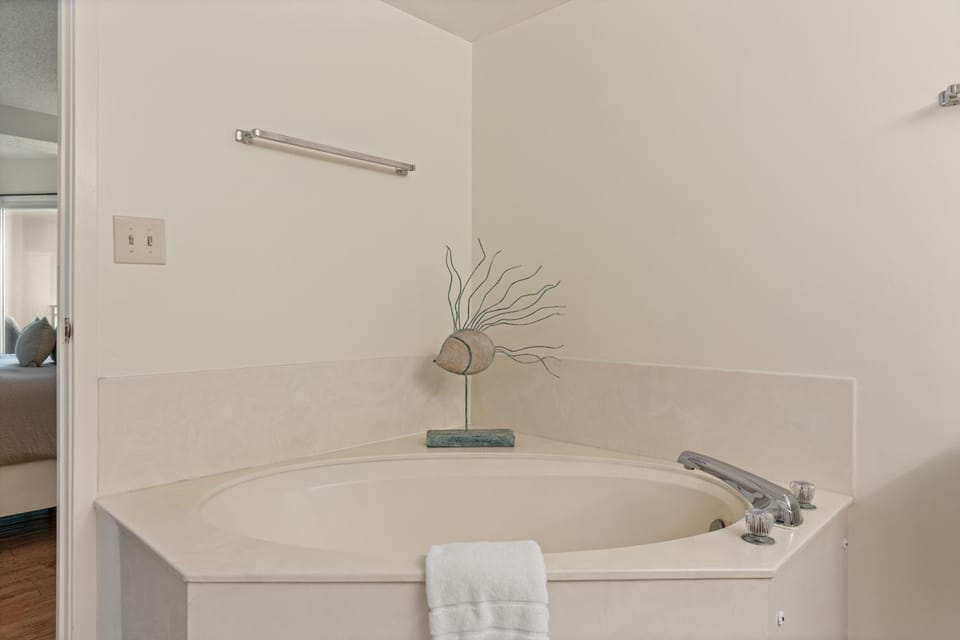 Beach Club, Unit 121 - Flip Flop Inn House in Saint Simons Island