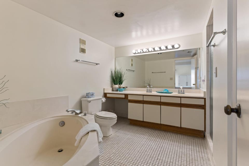 Beach Club, Unit 121 - Flip Flop Inn House in Saint Simons Island