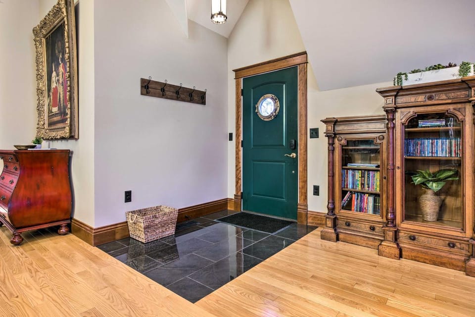 Historic Guest House on Castle Kimble Estate! House in Manhattan