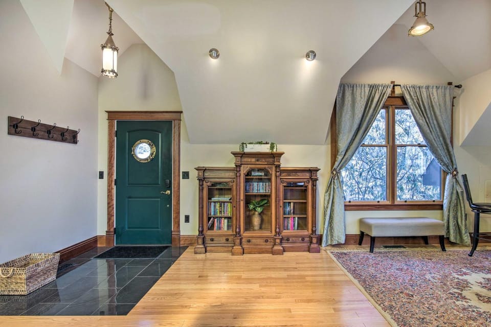 Historic Guest House on Castle Kimble Estate! House in Manhattan