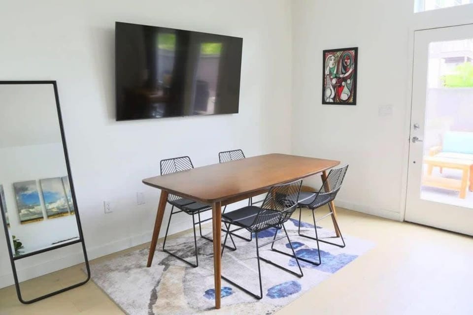 Upscale 2BR Condo w Patio City Views Walk to DT Apartment in Austin