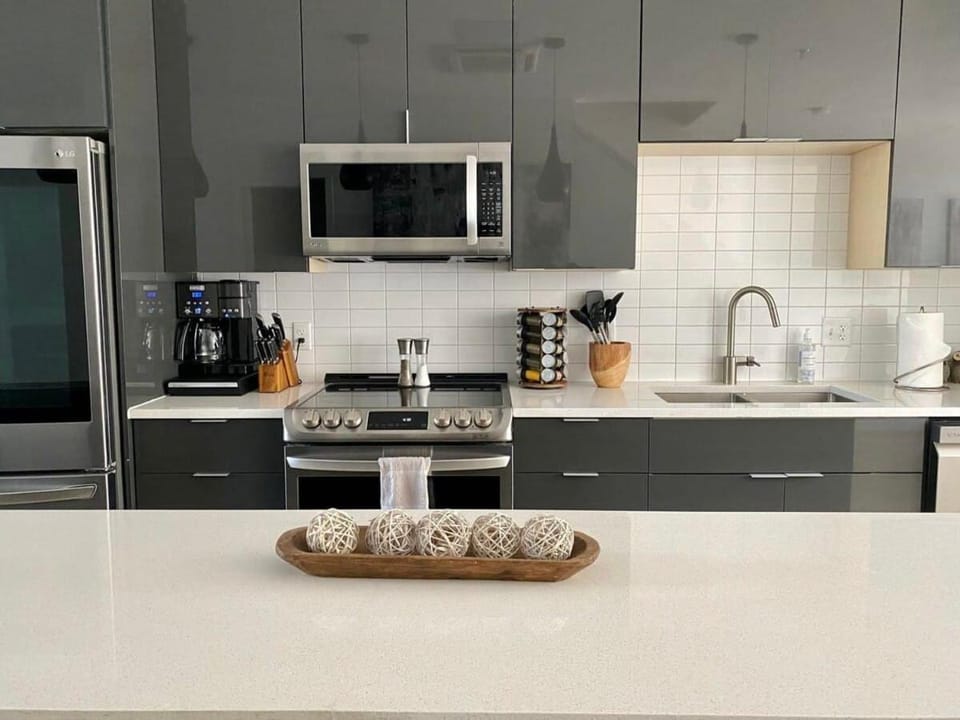 Upscale 2BR Condo w Patio City Views Walk to DT Apartment in Austin