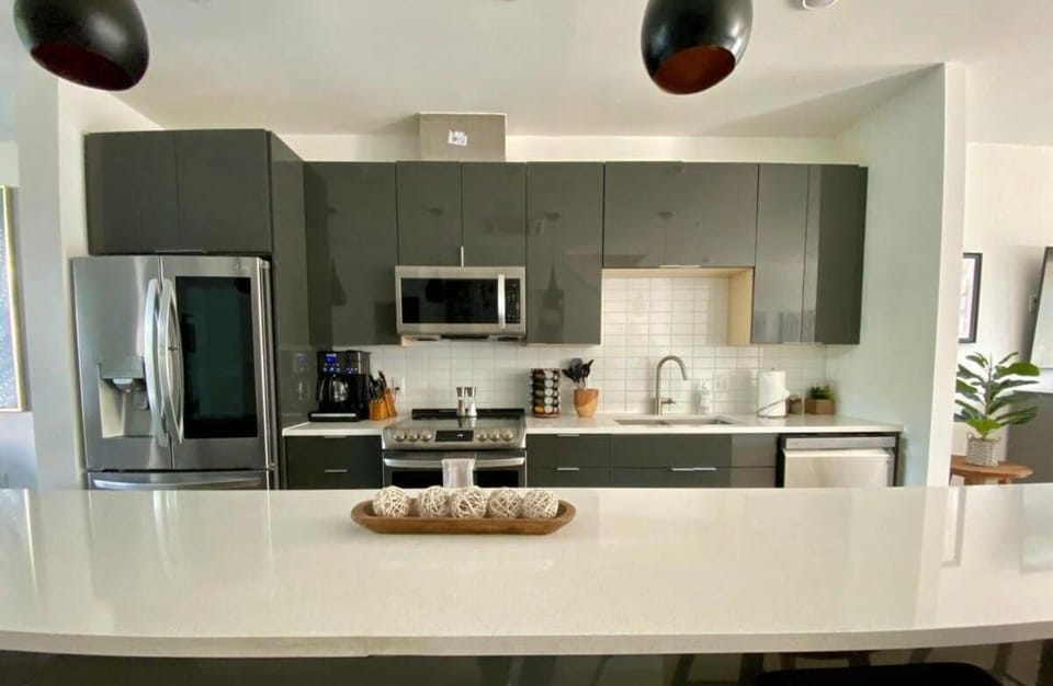 Upscale 2BR Condo w Patio City Views Walk to DT Apartment in Austin
