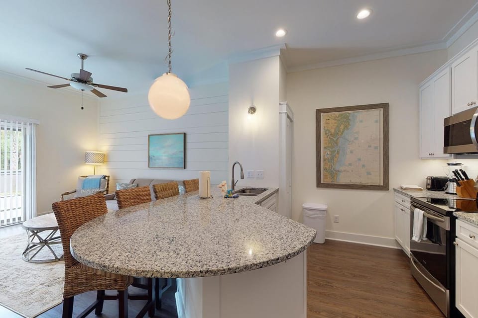 400 Ocean King Poolside Suite House in Saint Simons Island