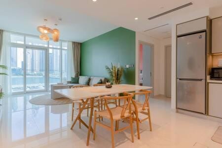 Kitchen or kitchenette, Living room, Seating area, Dining area, oven, stove