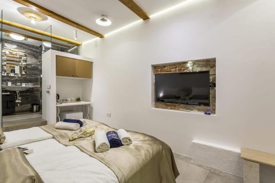 Bed, TV and multimedia, Bedroom