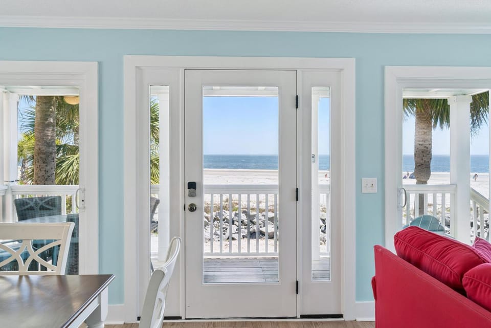 The Seaclusion Top Floor - 300 Seventh Street House in Saint Simons Island