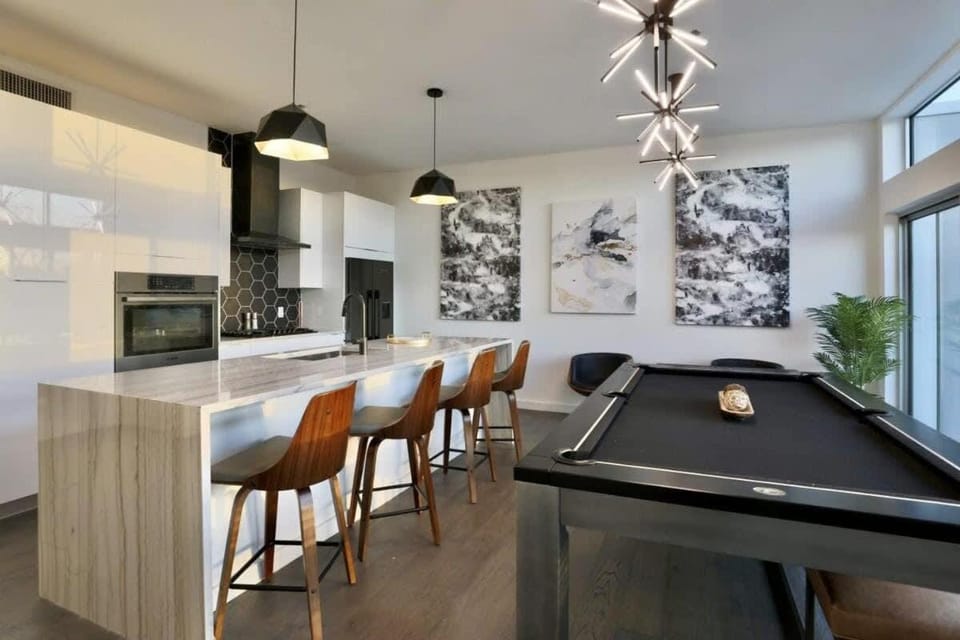 Tailgate Penthouse 2 Blocks from UT Stadium Apartment in Austin