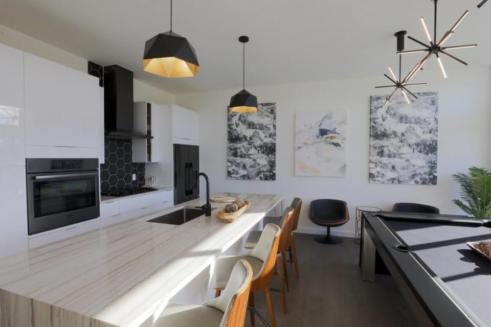 Tailgate Penthouse 2 Blocks from UT Stadium Apartment in Austin