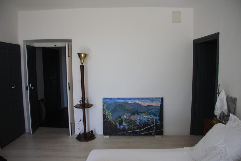 Appartement dans une maison typique Corse Apartment in Corsica