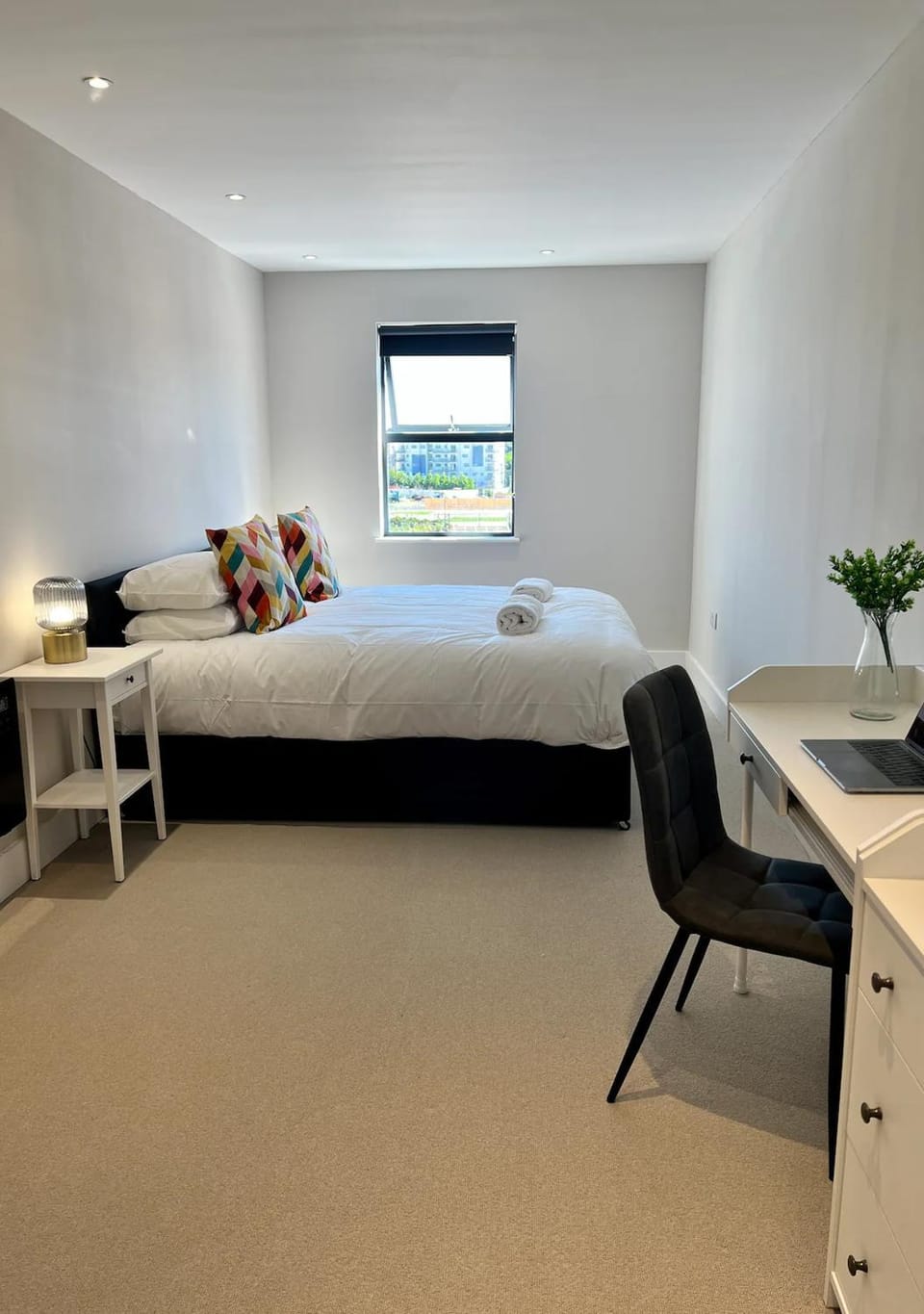 Bed, Photo of the whole room, Seating area, Bedroom, hair dresser