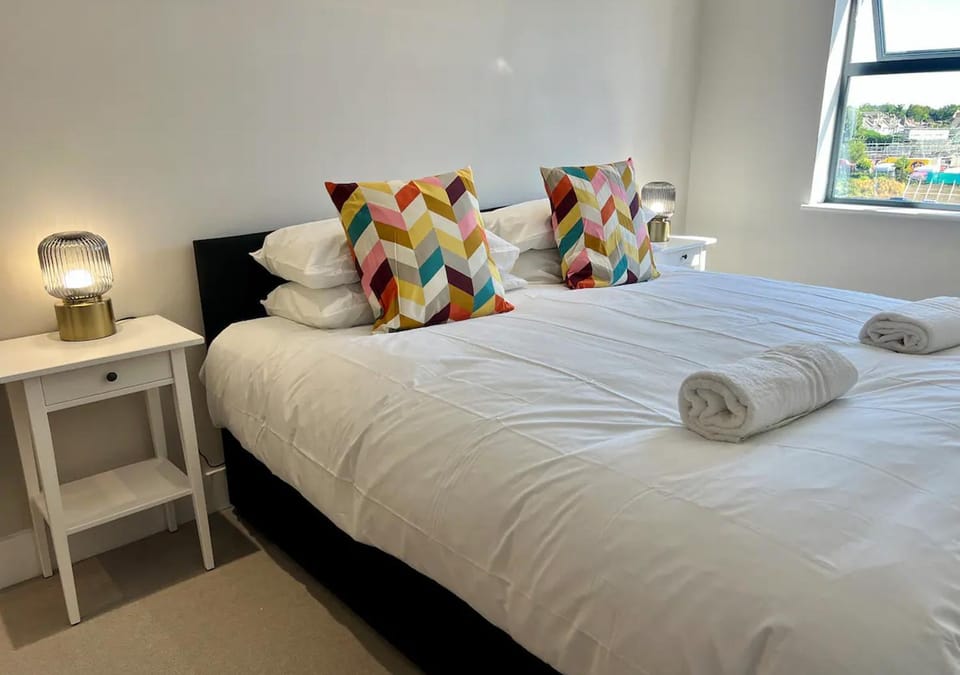 Bed, Photo of the whole room, Bedroom, towels