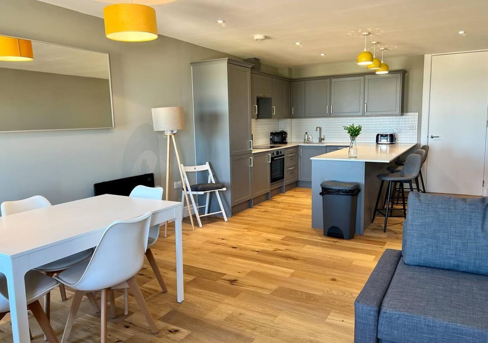 Kitchen or kitchenette, Living room, Seating area, Dining area, minibar, pet friendly, stove