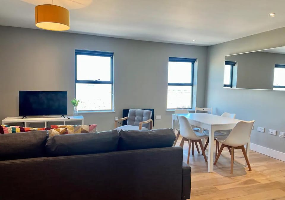 TV and multimedia, Living room, Seating area, Dining area