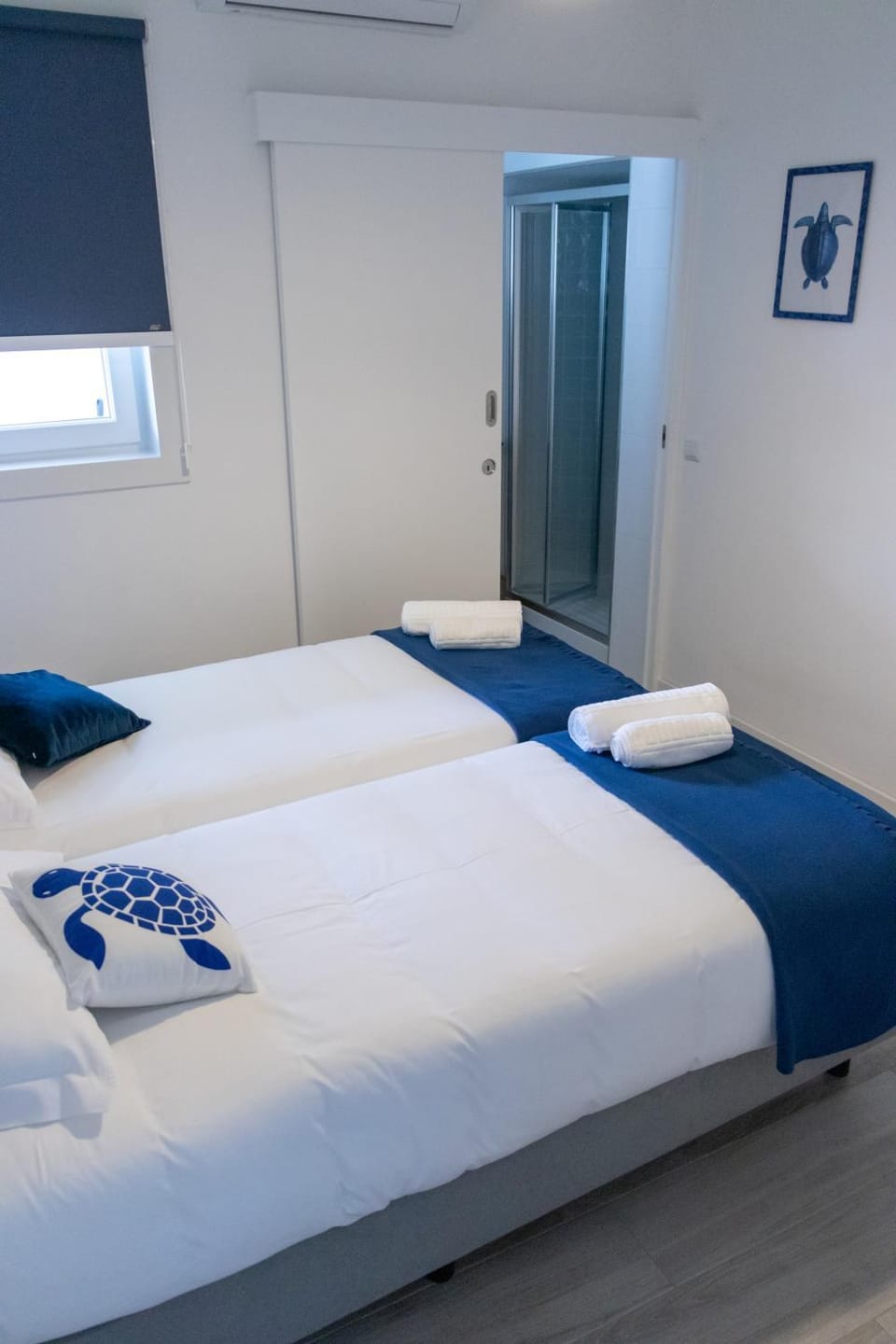 Toilet, Bed, Photo of the whole room, Bedroom, heating, towels