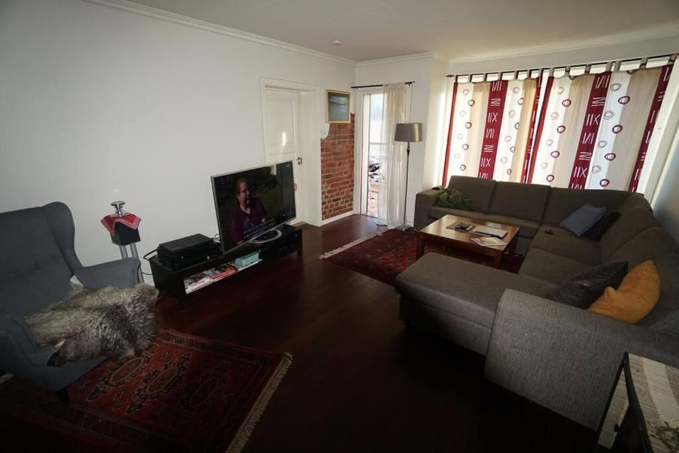 TV and multimedia, Living room, Seating area, Evening entertainment