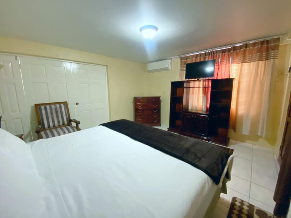 Russell Heights Vacation Home House in Kingston