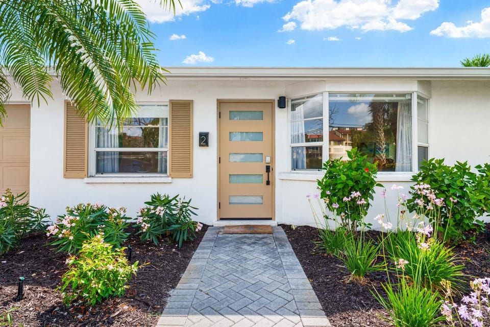 Crystal Sands By Beachside Management Apartment in Siesta Beach