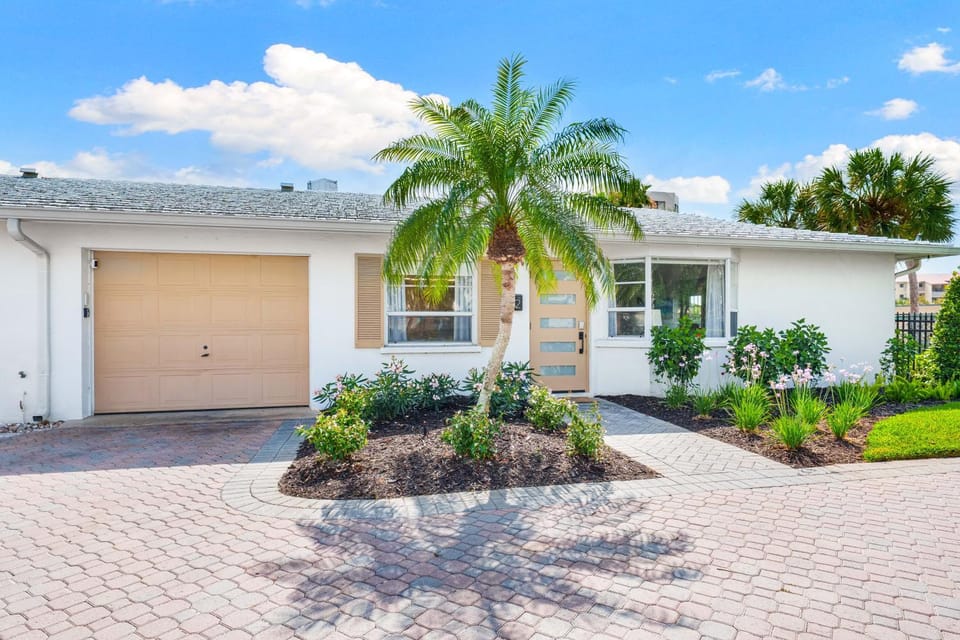 Crystal Sands By Beachside Management Apartment in Siesta Beach