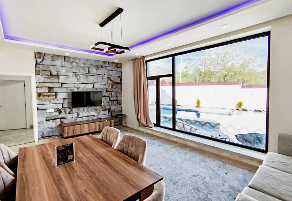 Communal lounge/ TV room, TV and multimedia, Living room, Seating area, Evening entertainment, Pool view, Swimming pool