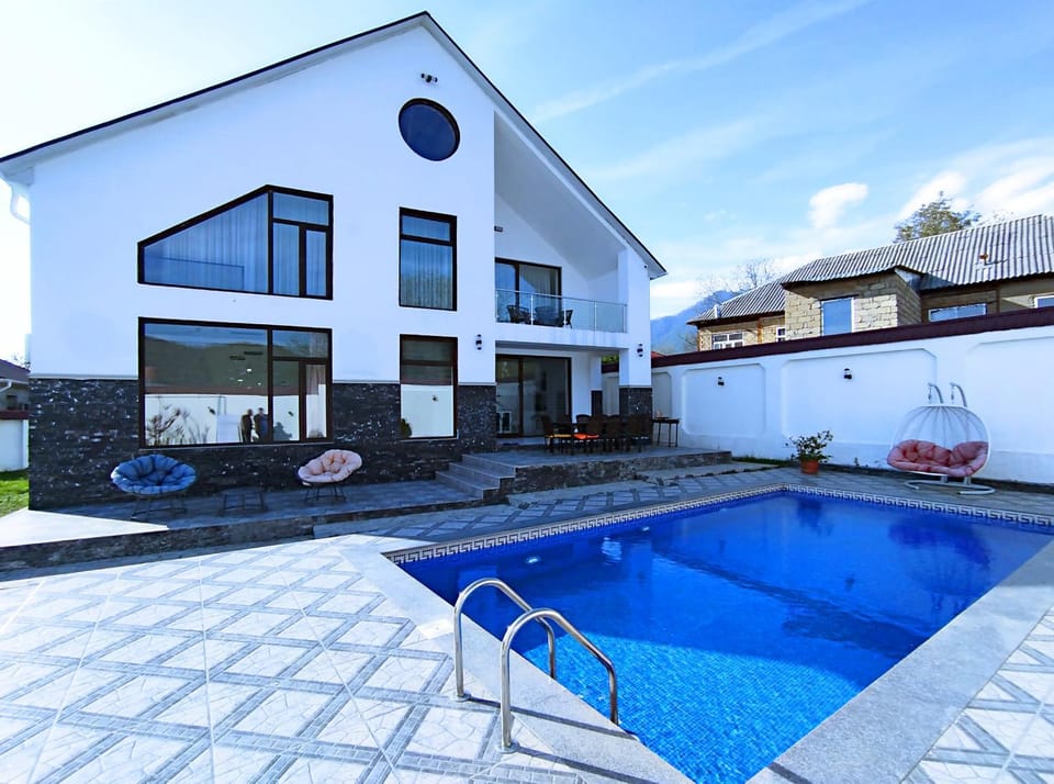 Property building, Patio, Day, Pool view, Swimming pool, sunbed