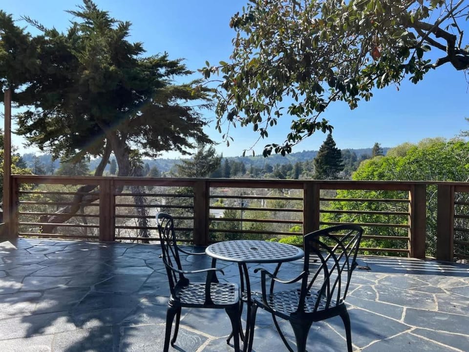 The Midtown Cottage- w/ Private Entrance and Views House in Santa Cruz