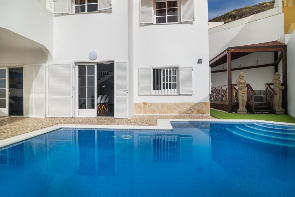 Property building, Day, Seating area, Swimming pool