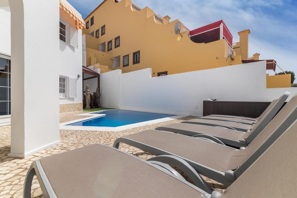 Day, Balcony/Terrace, Seating area, Swimming pool, sunbed