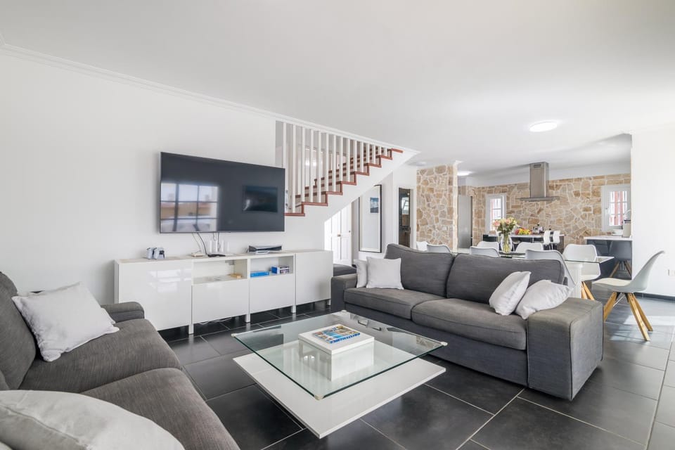 TV and multimedia, Living room, Evening entertainment, Entertainment, furniture, internet