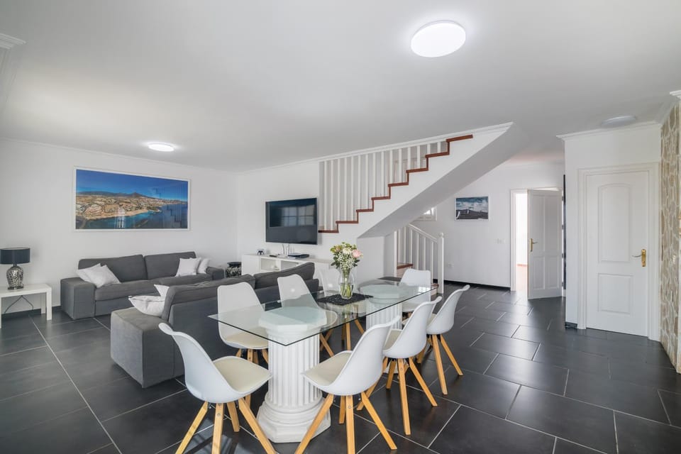 TV and multimedia, Living room, Seating area, Dining area